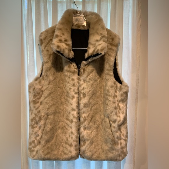 Faux fur white leopard print reversible vest pockets on both sides  NEW  ! - Picture 1 of 6
